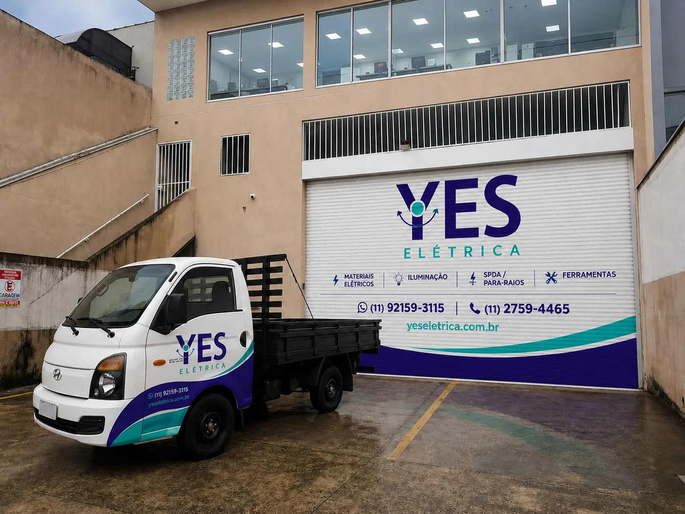 Fachada da loja Yes Elétrica com o caminhão da empresa